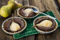 Nahaufnahme von köstlicher Schokoladensuppe mit Birnen — Stockfoto