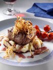 Filetsteak mit Tomaten, Kartoffelpüree, karamellisierten Zwiebeln und Balsamico-Essig — Stockfoto
