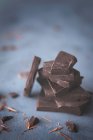 Stapel dunkler Schokoladenstücke — Stockfoto