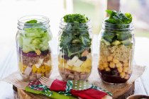 Verschiedene Salate in Gläsern für einen Brunch am Buffet zubereitet — Stockfoto