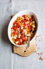 Pastel de batata con tomates cherry y feta - foto de stock