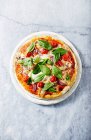 Pizza com mussarela e gorgonzolla coberto com folhas de espinafre — Fotografia de Stock