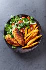 Poitrine de poulet rôtie avec frites de patates douces et salade — Photo de stock