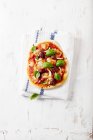 Rustikale Mini-Pizza mit Oliven, Knoblauch und Salami — Stockfoto