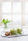 Sopa de hierbas y patatas en vasos - foto de stock