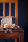 Pane tostato al cocco, affettato, su un tagliere — Foto stock