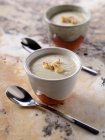 Schalen mit Blumenkohl-Suppe — Stockfoto