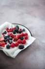 Сушка ягод на кухонном полотенце — стоковое фото