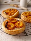 Apricot galettes on a wire cooling rack — Stock Photo