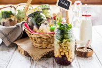 Verschiedene Salate in Gläsern für einen Brunch am Buffet zubereitet — Stockfoto