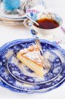 Ein Stück Vanillepudding-Kuchen und eine Tasse Tee — Stockfoto