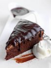 Fudge de chocolate fatia de bolo — Fotografia de Stock