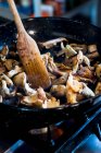 Cogumelos fritos em uma panela em um forno a gás — Fotografia de Stock
