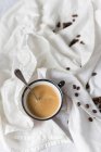 Primo piano di tazza di caffè e chicchi di caffè — Foto stock