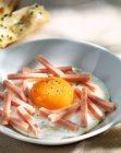Смажене яйце з шинкою на міні-блакитній сковороді — стокове фото