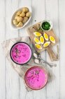 Sopa de remolacha fría con patatas y huevos cocidos - foto de stock