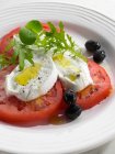 Salade de tomates mozzarella vue rapprochée — Photo de stock