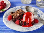 Gros plan de délicieux brownies aux framboises et aux pépites de chocolat — Photo de stock