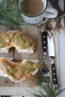 Sandwich de queso crema Filadelfia con salmón ahumado y mostaza dulce - foto de stock