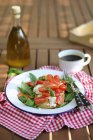 Bruschette con ricotta, pomodorini e basilico servite in giardino — Foto stock