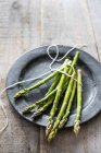 Lance fresche di asparagi vista da vicino — Foto stock