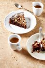 Fatias de bolo de chocolate com avelãs e café expresso — Fotografia de Stock