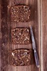 Tre fette di pane alla banana con semi di girasole, semi di zucca, mirtilli rossi, burro di mele e farina di noci — Foto stock