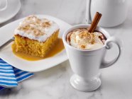 Hot chocolate and Dulce de leche Tres Leches — Stock Photo