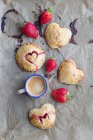 Pasteles de mano (mini pasteles) con relleno de fresa y decoraciones para el corazón - foto de stock