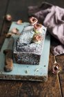 Schokoladenkuchen mit getrockneten Rosenblüten — Stockfoto