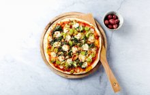 Пицца со шпинатом, луком-порей и моцареллой — стоковое фото