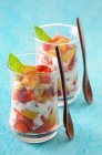 Trifle de verão com morangos e pinhões — Fotografia de Stock