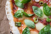 Pizza caseira com tomate, bocconcini e manjericão — Fotografia de Stock