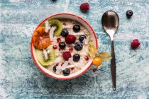 Porridge avec amarante et fruits — Photo de stock