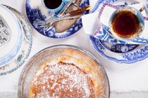 Vanillepudding-Kuchen und Tassen Tee — Stockfoto