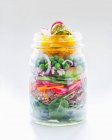 Овощной салат с горохом, авокадо, редис, хлеб и шпинат в стеклянной банке — стоковое фото