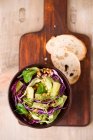 Salada de vegan (einkorn, repolho vermelho, alface iceberg, alface de cordeiro, palitos de pepino) — Fotografia de Stock