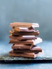 Ein Stapel verschiedener Schokoladenstücke — Stockfoto