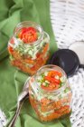 Bulgur-Weizensalat mit Granatapfelsirup, Zwiebeln, Gurken, Tomaten, Petersilie und Minze im Glas — Stockfoto