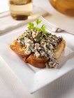 Nahaufnahme köstlicher Teller mit Duxellen-Pilzen in einer Tischdekoration — Stockfoto