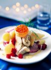 Un piatto di insalata di aringhe con caviale — Foto stock