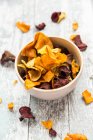 Colourful vegetable crisps in a bowl — Stock Photo