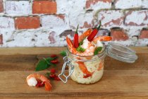 Refeição de macarrão de pimenta de camarão em um jarro — Fotografia de Stock