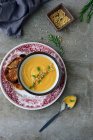 Сливочный тыквенный суп вид сверху — стоковое фото