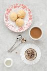 Biscuits et café Amaretti aux amandes italiennes — Photo de stock