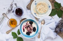 Yoghurt muesli with blackberries and porridge oats — Stock Photo