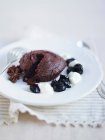 Crostata al cioccolato con panna acida e ciliegie — Foto stock
