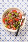 Ensalada de tomate con espárragos verdes y anchoas - foto de stock