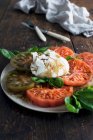 Insalata di pomodori con burrata e foglie di basilico — Foto stock