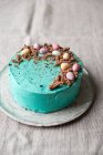 Torta di Pasqua con mini uova e trucioli di cioccolato — Foto stock